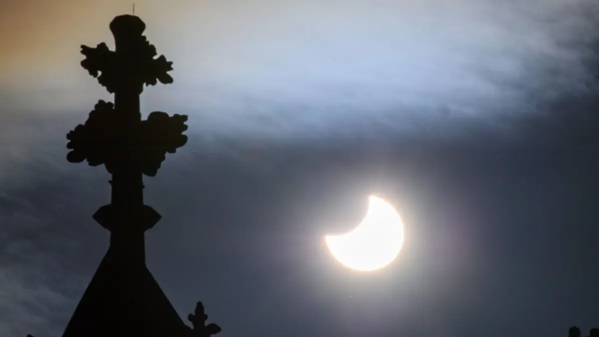 Partielle Sonnenfinsternis über Magdeburg: ARCHIV - 25.10.2022, Sachsen-Anhalt, Magdeburg: Der Mond schiebt sich während der partiellen Sonnenfinsternis über dem Dom der Landeshauptstadt von Sachsen-Anhalt vor die Sonne. (zu dpa: «Partielle Sonnenfinsternis in Sachsen-Anhalt gut sichtbar») Foto: Klaus-Dietmar Gabbert/dpa +++ dpa-Bildfunk +++