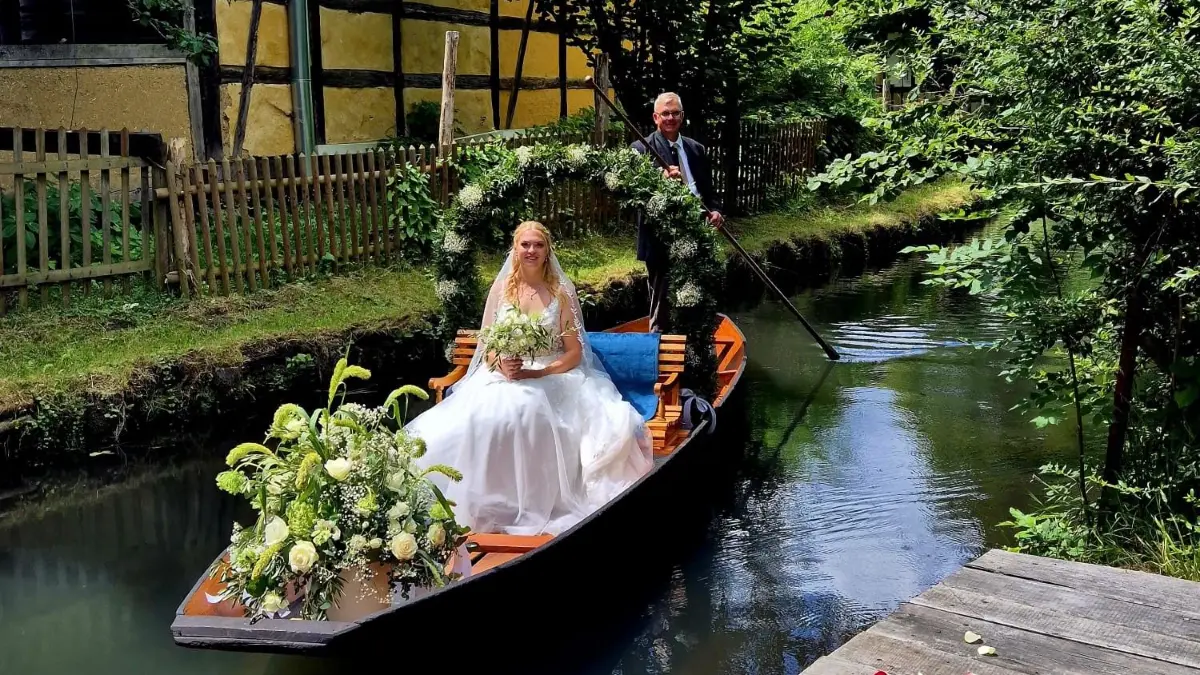 Ab 1. September 2026 können beim Standesamt Lübbenau-Vetschau Termine für die Eheschließung 2027 gemacht werden. Anne Biela hat am 11. Juli 2026 im Spreewald geheiratet. Ihr Vater Karsten Wilke hat sie auf dem Kahn zur kirchlichen Trauung ins Freilandmuseum Lehde gefahren.