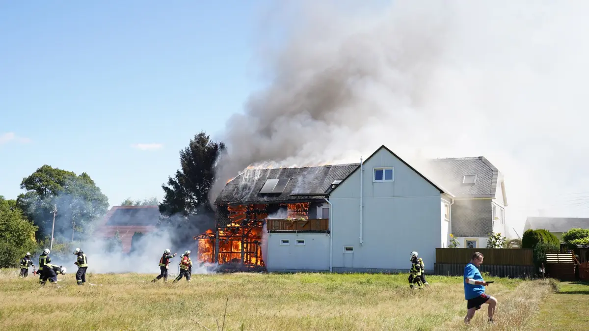 Am Dienstagnachmittag, kurz vor 12 Uhr, schrillten die Sirenen in und um Neukirch in der Lausitz. Eine große schwarze Rauchwolke zeigte den Einsatzkräften den Weg zum Brandort. Vor Ort hatten sich die Flammen bereits ausgebreitet, sodass wenig später das Alarmstichwort durch den Einsatzleiter auf Großbrand erhöht wurde. Damit rückten zahlreiche weitere Einsatzkräfte nach. Das Feuer griff kurzzeitig auf die Wiese über, konnte aber rasch gelöscht werden. Während der Löscharbeiten stürzte ein Teil des Anbaus ein. Zur Höhe des Sachschadens und zur Brandursache kann derzeit noch keine Angabe gemacht werden.