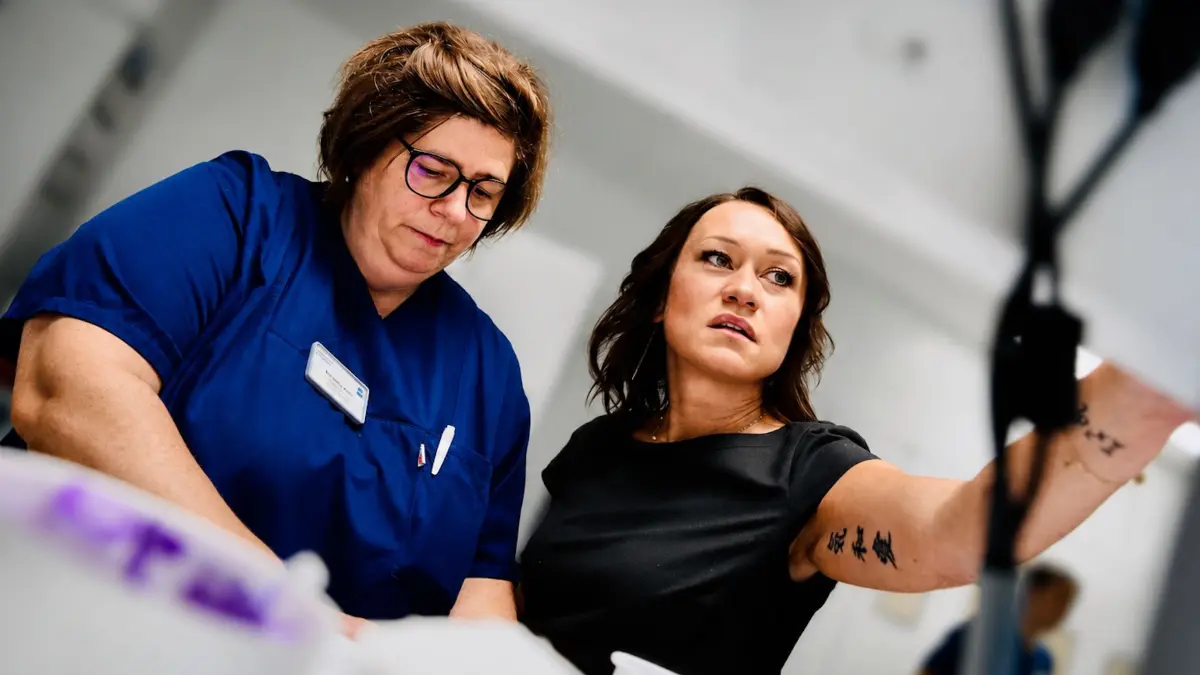 Seit Januar 2024 ist Saskia Bünger (r.) Pflegedirektorin der Sana Kliniken Niederlausitz. Gemeinsam mit den Stations- und Bereichsleitungen steuert sie die größte Berufsgruppe der Klinik. Die Expertise ihrer Stations- und Bereichsleitungen schätzt sie sehr. Im Gespräch mit Michaela Klein, die die chirurgischen Stationen am Standort Senftenberg leitet, entwickelt sie neue Strategien für eine patientennahe Pflege.
