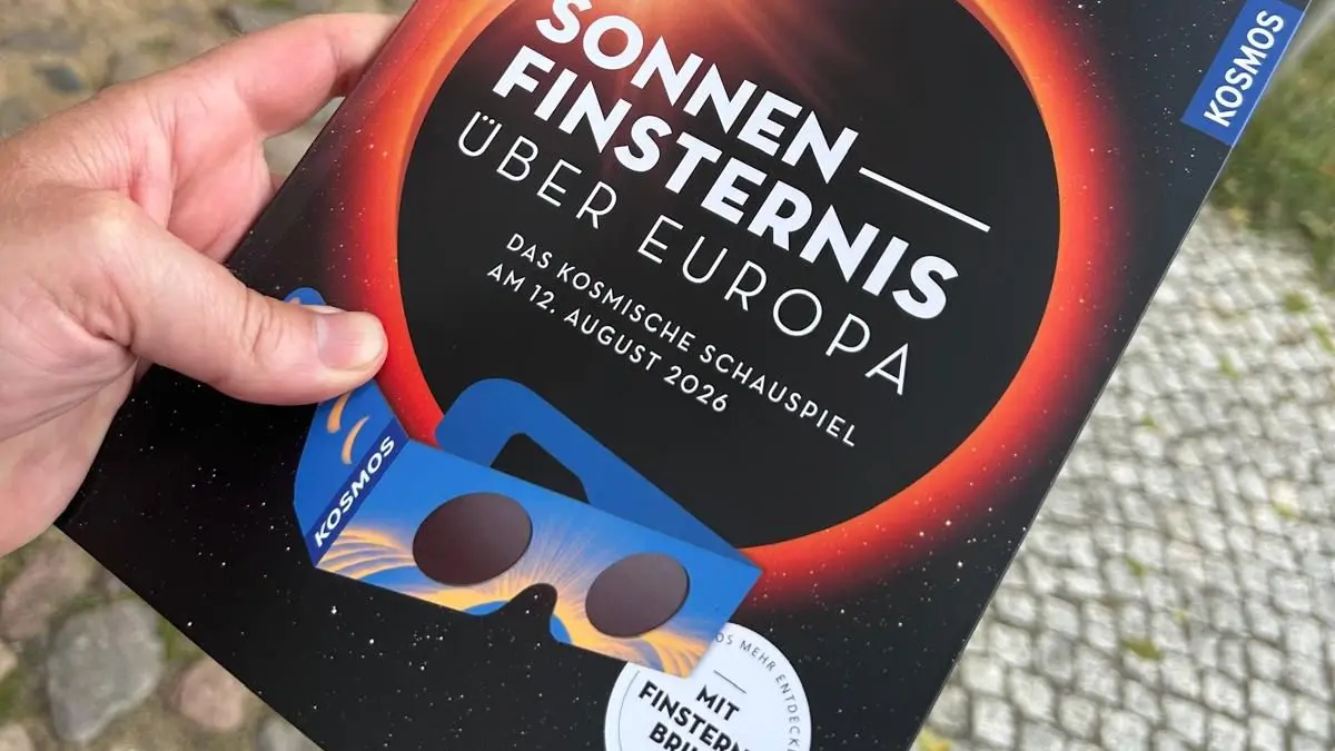 Kosmos-Sonderheft mit Schutzbrille aus dem Buchladen.