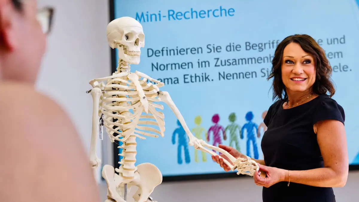 Engagiert für die Zukunft der Pflege: Auch in der hauseigenen Pflegeschule ist Saskia Bünger regelmäßig im Unterricht.