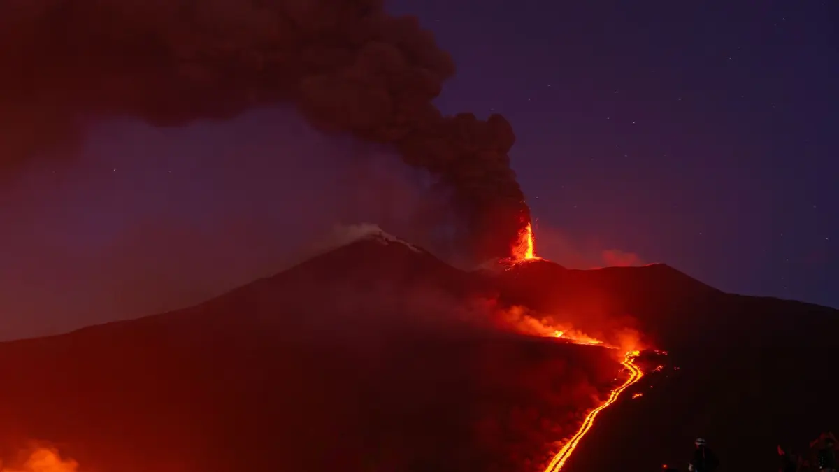 Sizilien - Vulkan Ätna hochaktiv: 11.08.2026, Italien, Catania: Im Valle del Bove am Ätna hat sich auf einer Höhe von etwa 1.900 Metern ein neues Eruptionsloch geöffnet, während erneute vulkanische Aktivität Asche verursacht und den Flugverkehr im Osten Siziliens beeinträchtigt hat. Foto: Tommaso Sfregola/JNA via ZUMA Press Wire/dpa +++ dpa-Bildfunk +++