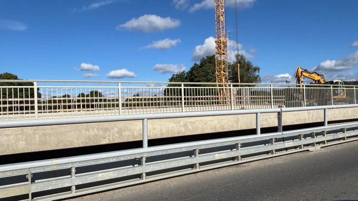 Die neue Brücke der B96 über die Schwarze Elster in der Senftenberger Knappenstraße geht in die finale Bauphase. Das Bauwerk soll eher vollendet sein als ursprünglich geplant.