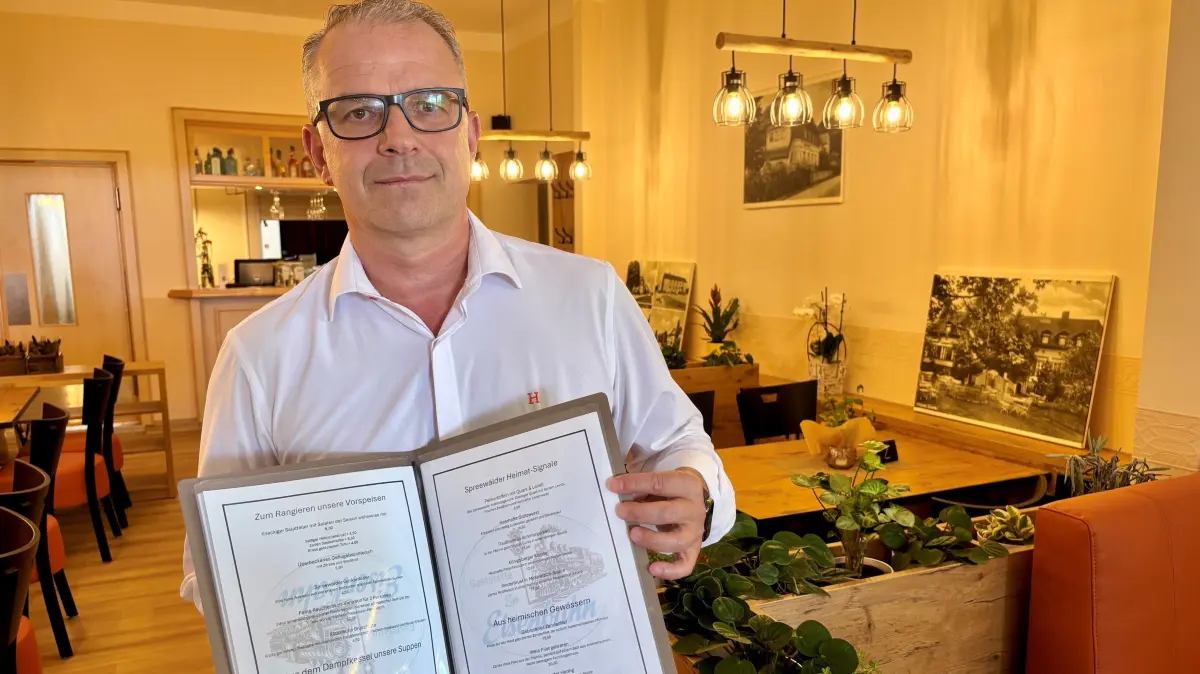 Steven Naumann ist der gastronomische Leiter des a-la-carte-Restaurants in der Gaststätte "Zur Eisenbahn" in Kolkwitz. Welche Gerichte auf der Speisekarte stehen.