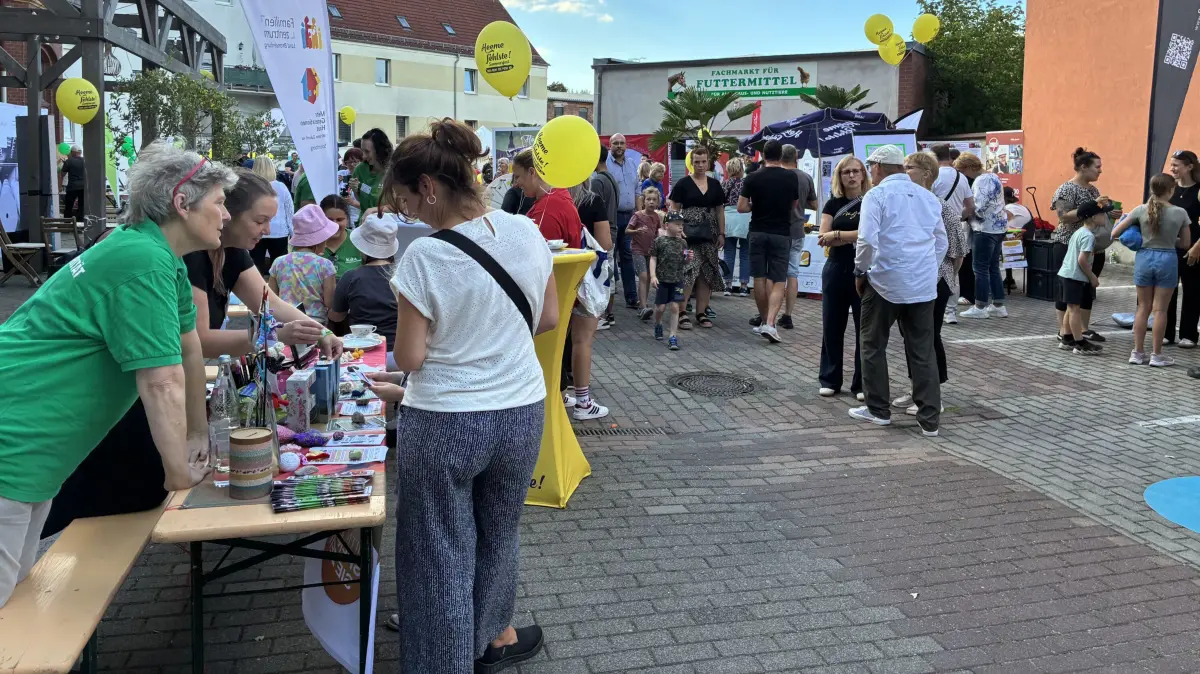 „Heeme fehlste“, das Sommerfest der Rückkehrerinitiative in Spremberg, hat auf den Alten Posthof eingeladen. Darum kommen viele.