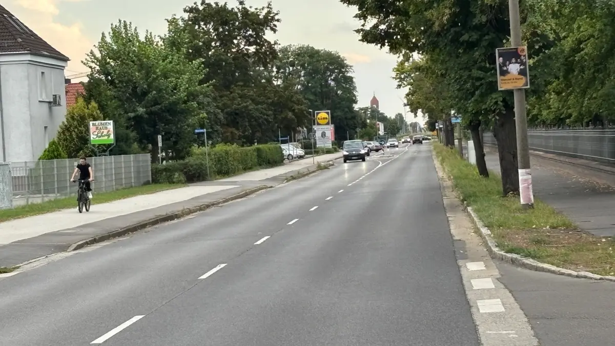 Impression aus der Briesker Straße in Senftenberg in Höhe der Bushaltestelle Sportplatz. Das rund 900 Meter lange Teilstück der Trasse zwischen Jüttendorfer Anger und Kreisel soll ausgebaut werden.