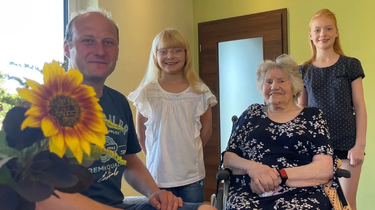 Elektrotechnikermeister Christian Lehmann (li) aus Großbahren bei Finsterwalde hat für Oma Ingeborg neue Lebensqualität geschaffen. Urenkelin Sophia mit weißem T-Shirt und Mia sind für Uromas Wohlbefinden mit zuständig.