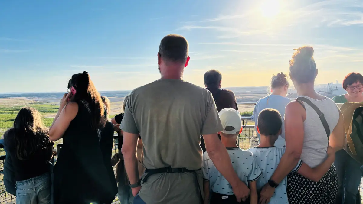 Familie Dietrich/Hentschel genießt den Blick vom Turm am Schweren Berg bei Weißwasser.