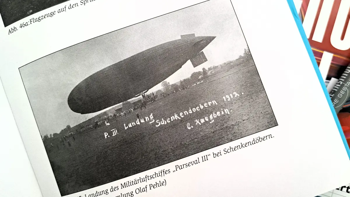 1912 landet auf einer Anhöhe bei Schenkendöbern nahe Guben das Militärluftschiff „Parseval III“. Hier eine historische Abbildung aus der Sammlung von Olaf Pehle im Buch Einsteigen, bitte! – Beitrag zur Gubener Verkehrsgeschichte von Andreas Peter.