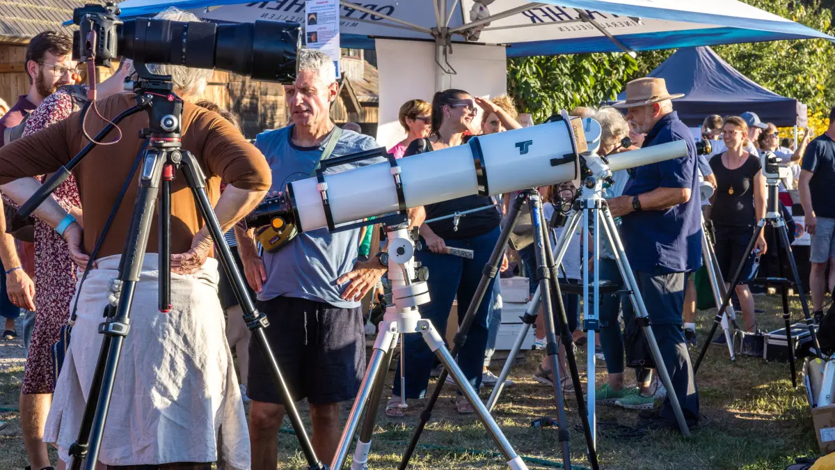Vorbereitung auf die Sonnenfinsternis: Astronomen und Fotografen haben ihre Technik an der Koselmühle aufgebaut.
Bei einer vom Deutschen Zentrum für Astrophysik ausgerichteten Veranstaltung informieren sich zahlreiche Besucher über speziell über die heutige Sonnenfinsternis, aber auch über andere Aspekte der Astronomie.