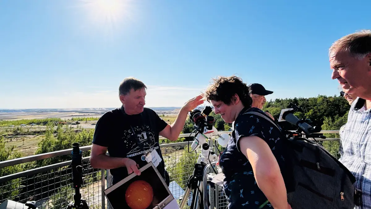 Rüdiger Mönch vom Verein Lausitzer Sterngucker steht auf dem Turm am Schweren Berg allen Interessierten Rede und Antwort.