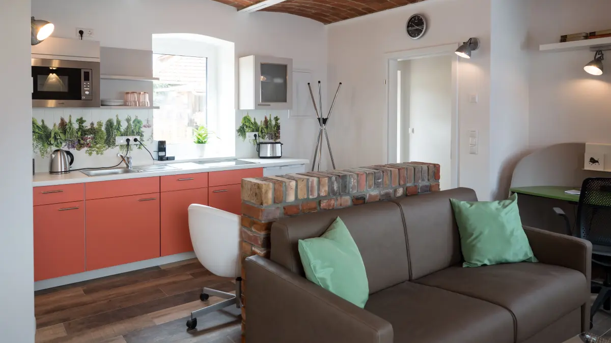 Ein Blick in eines der liebevoll gestalteten Apartments von My Way 127 in Jeßnigk, einem Ortsteil von Schönewalde/Elster. Welche Geschichte steckt hinter diesen Apartments?
