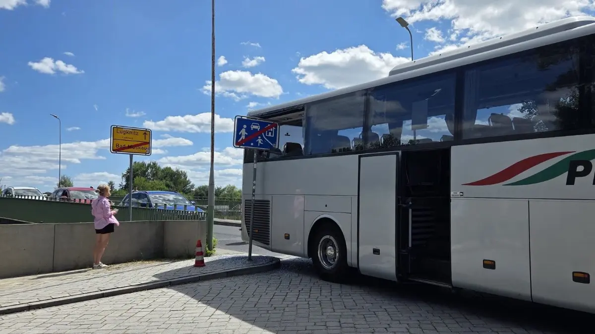 Der Bus hat an der Grenzbrücke in Bad Muskau einen kuriosen Unfall verursacht. Dadurch kam es zu erheblichen Verkehrseinschränkungen bei der Fahrt von und nach Polen.