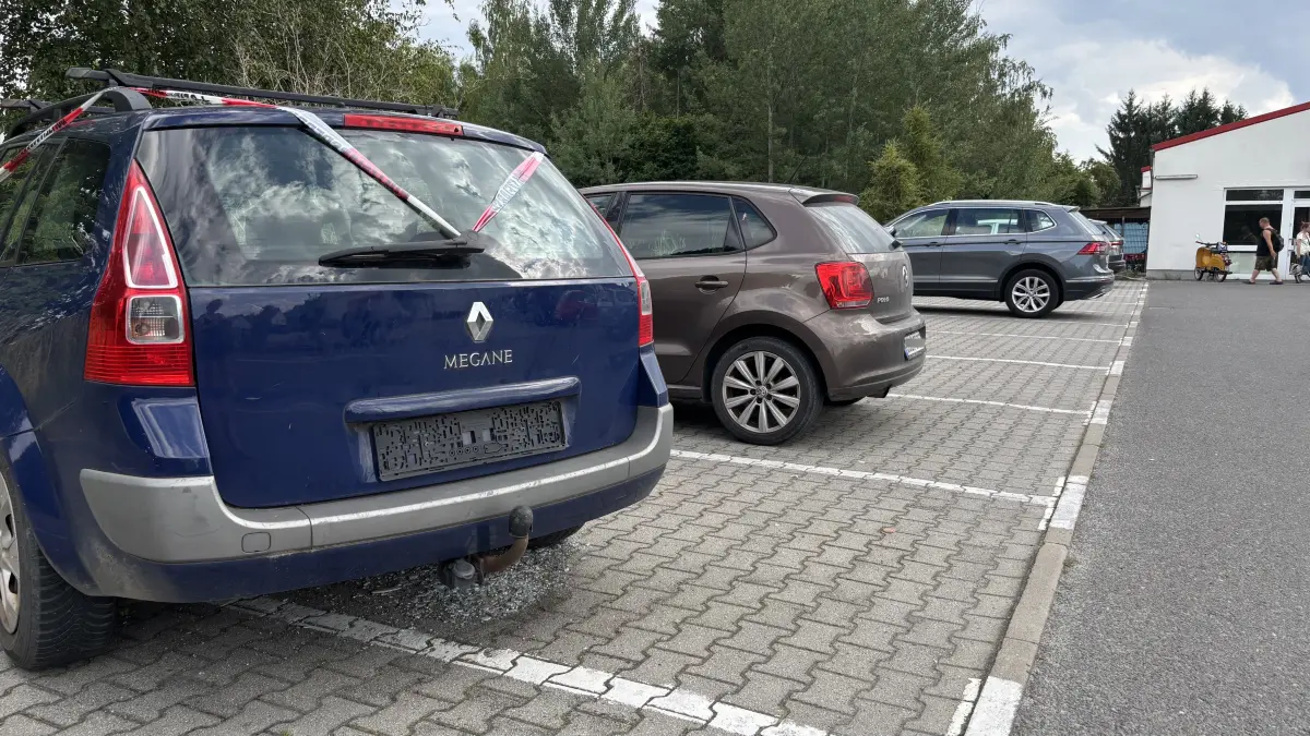 Dauerparker: In Ortrand steht seit Monaten ein Pkw Renault auf dem Parkplatz eines Einkaufsmarktes. Inzwischen musste sogar die Polizei einschreiten.