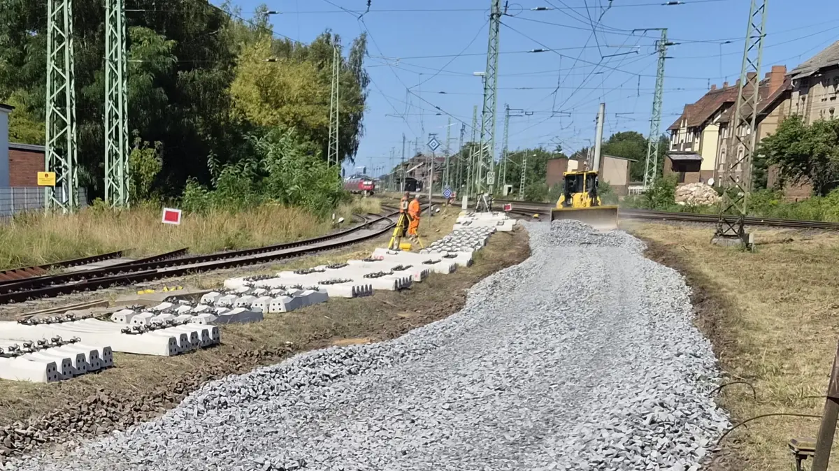 In Lübbenau ist derzeit ein Abschnitt der Gleisstrecke nach Calau Baustelle und die Linie RE7 gesperrt. Am Wochenende wird im Zuge der Arbeiten auch der Bahnübergang Kraftwerkstraße gesperrt. Im Hintergrund erkennbar: ein RE2 und der Bahnhof von Lübbenau.