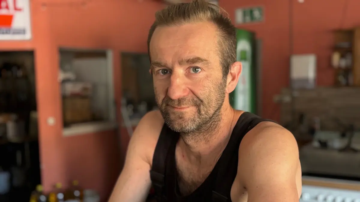 Christian Mosman voll im Arbeitsmodus: Er bereitet die Oldtimertage in Tschernitz vor. So viele Fahrzeuge erwartet er.