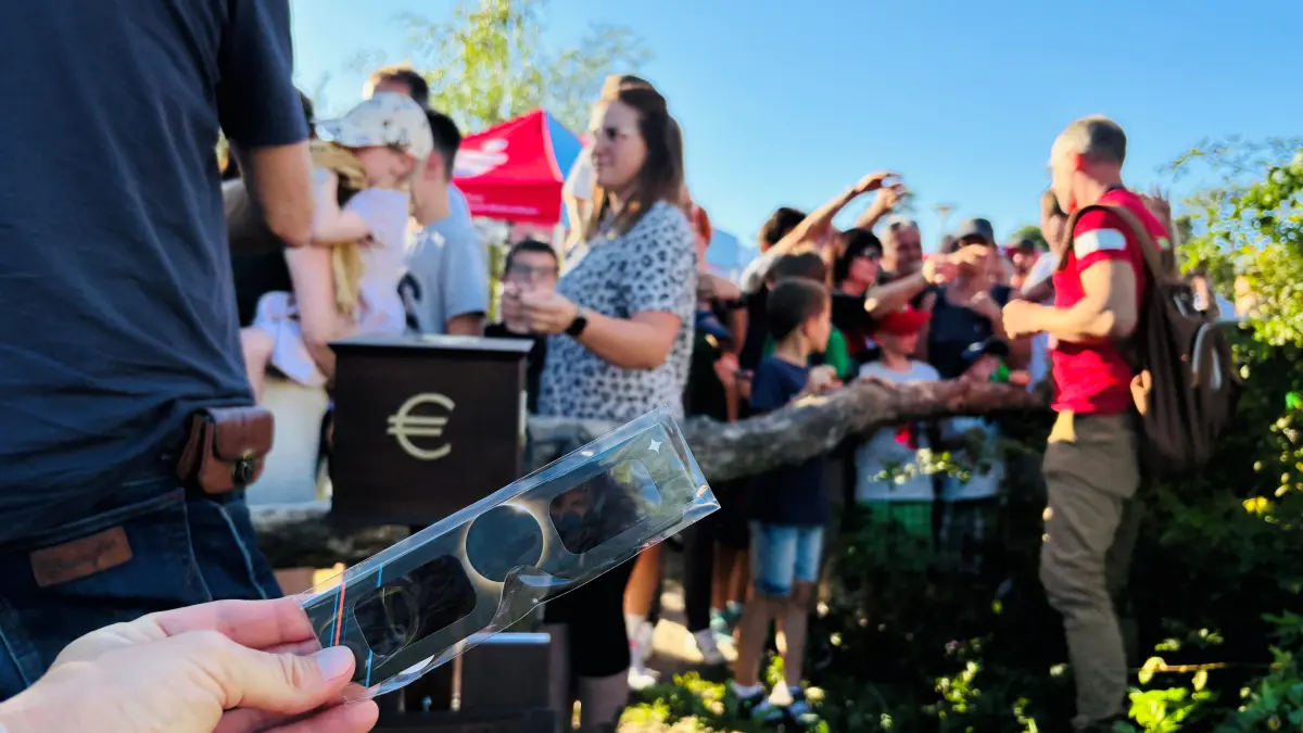 Ohne Brille geht gar nichts – für das Familienfest bei Weißwasser am Schweren Berg haben die Veranstalter etliche Schutzbrillen für Sonnenfinsternis besorgt.