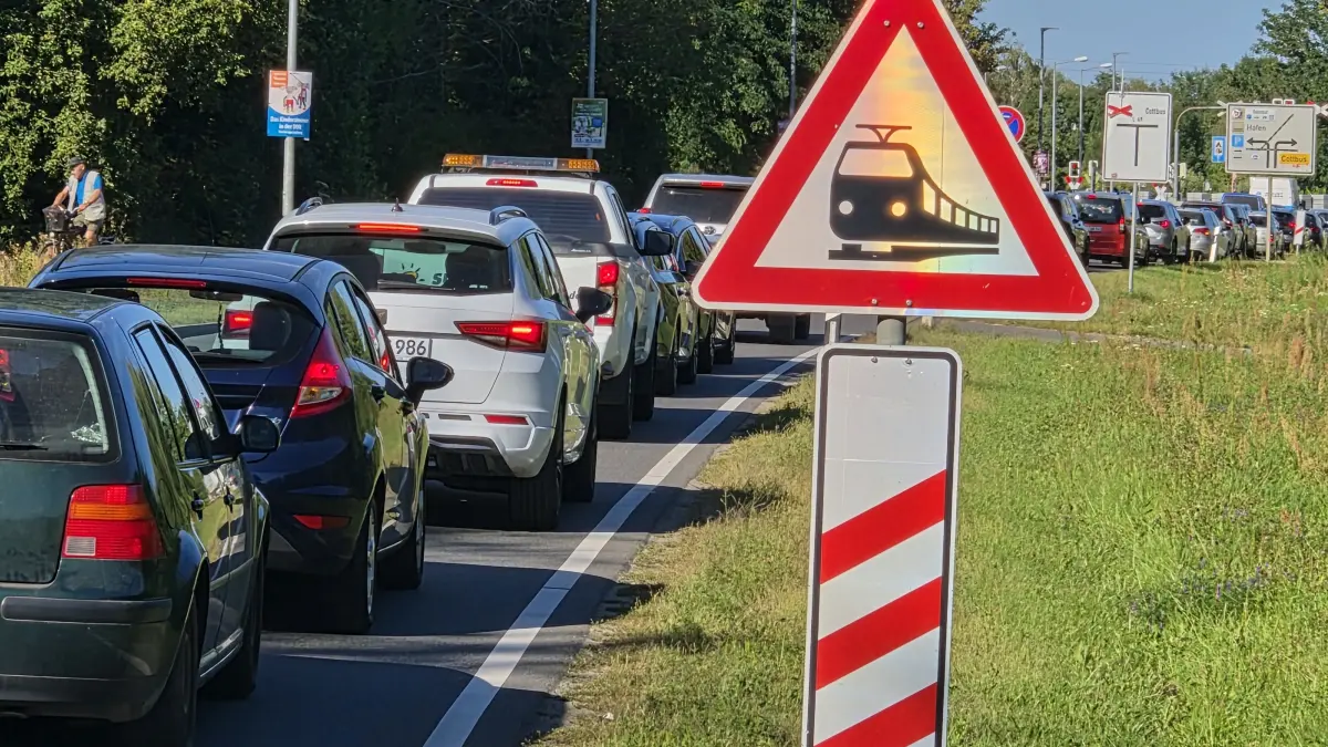 Die aktuelle Aufnahme zeigt die Kraftwerkstraße in Lübbenau kurz nach Öffnung der Bahnschranken an der L49. Am kommenden Wochenende (14. bis 17. August 2026) ist die stark in Anspruch genommene Straße voll gesperrt.