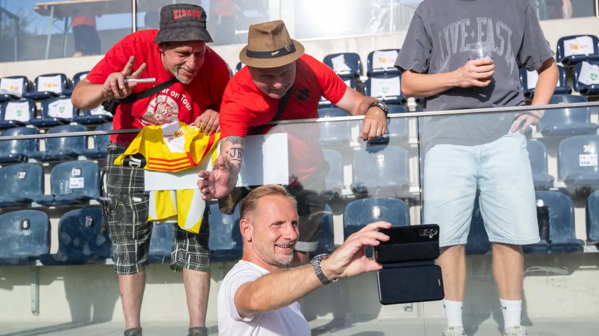 Trainer Mauro Lustrinelli vom 1. FC Union Berlin macht nach dem Testspiel in Salzburg gegen Aris Limassol FC (3:2), ein Foto mit den Fans.
