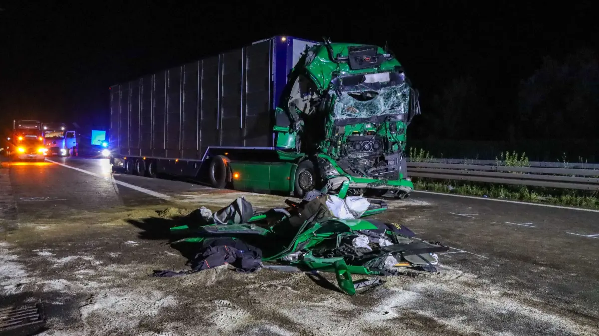 Unfall auf A15 bei Cottbus: Das Fahrerhaus des verunglückten Lkw wurde bei dem Aufprall völlig zerstört. Ermittlungen und Aufräumarbeiten dauerten bis in die frühen Morgenstunden.