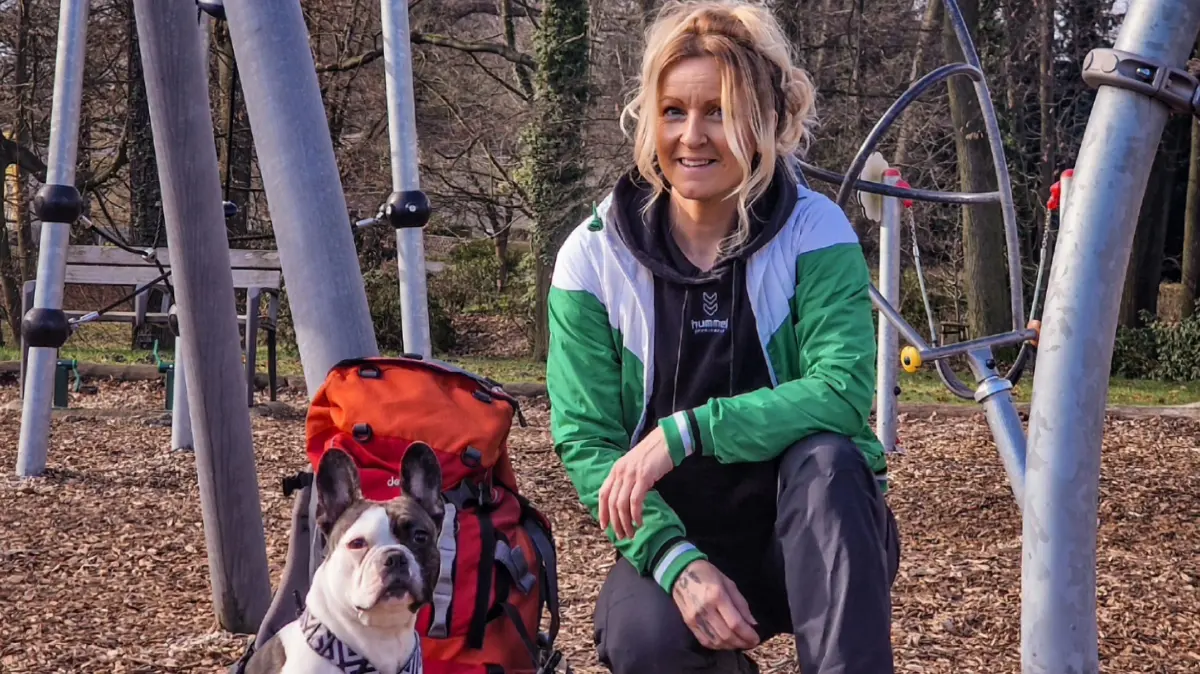 Kathleen Lautenbach-Molnár mit ihrer Hündin Möhre, die sie aus gesundheitlichen Gründen erst am 19. Juli einschläfern lassen musste. Viele der Kinder, mit denen Kathleen arbeitet, kennen auch ihre Tiere gut.