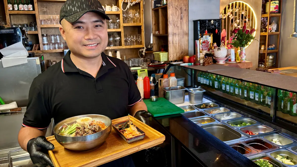 Tai Dang, Koch im Restaurant Kirschblüte in Cottbus, bietet dieses erstaunliche Gericht nur im Sommer an. Mul-Naengmyeon, eine kalte Nudelsuppe aus Korea, ist für heiße Tage perfekt geeignet.