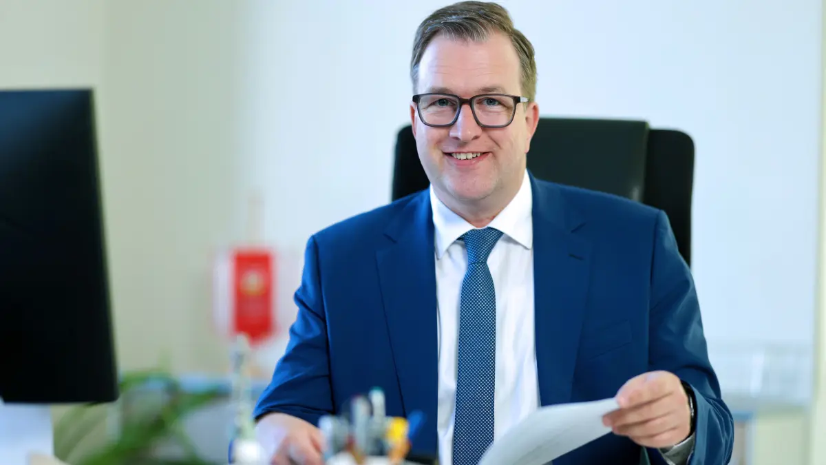 Alexander Erbert an seinem Schreibtisch im Büro der Kreisverwaltung in Senftenberg: Der Landrat des Landkreises Oberspreewald-Lausitz zieht nach 100 Tagen eine erste Bilanz.