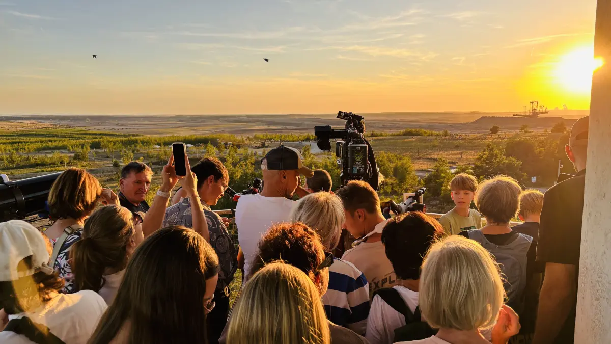 Schaulustige und Medienvertreter tummelten sich auf den vier Plattformen des Turms am schweren Berg, der von der Leag dafür geöffnet beziehungsweise zur Verfügung gestellt wurde.