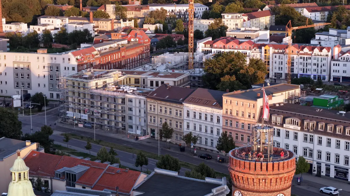 Luft Altstadt Abend: Luftaufnahme vom 12. August 2026
Blick auf die abendliche Altstadt von Cottbus.
Spremberger Turm, Franz-Mehring-Strasse