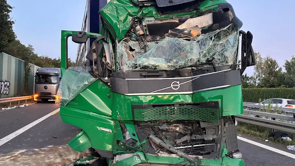 Tödlicher Auffahrunfall nach zwei Bränden und einem langen Stau auf der Autobahn A15 zwischen Cottbus und Vetschau.