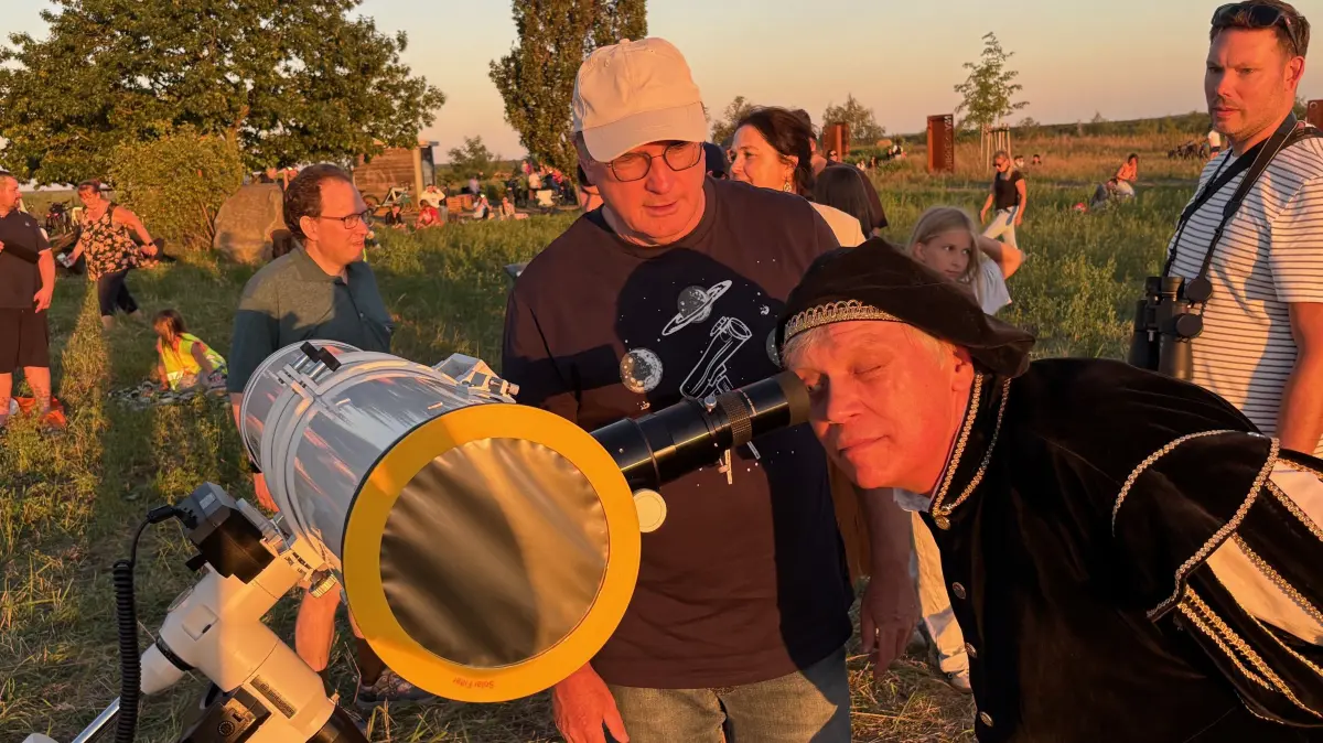 Der Verein Planetarium Senftenberg hatte Mitte August zur Beobachtung der Sonnenfinsternis auf die Reppister Höhe eingeladen. Mit von der Partie waren Christoph Ruhland (r.) und Eckhard Bethge.