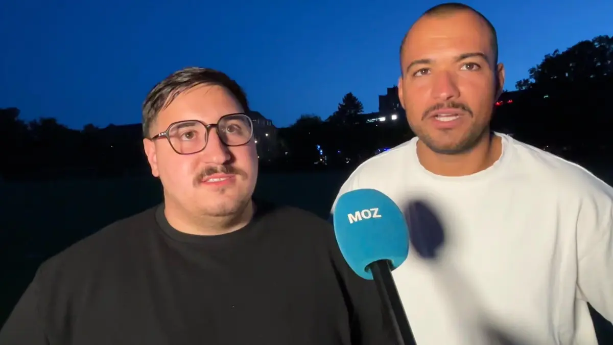 Abdussamed Ünal (links) und Oguzhan Metin (rechts) sind Influencer und haben einen Verein in der Berliner Kreisliga gegründet. Schon bald bekommen sie Unterstützung von ehemaligen Profifußballern.