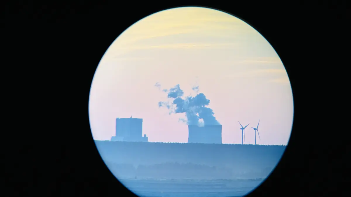 Blick durch das Teleskop der Lausitzer Sterngucker zum Sonnenuntergang – die dampfenden Kühltürme des Kraftwerks Boxberg im Fokus.