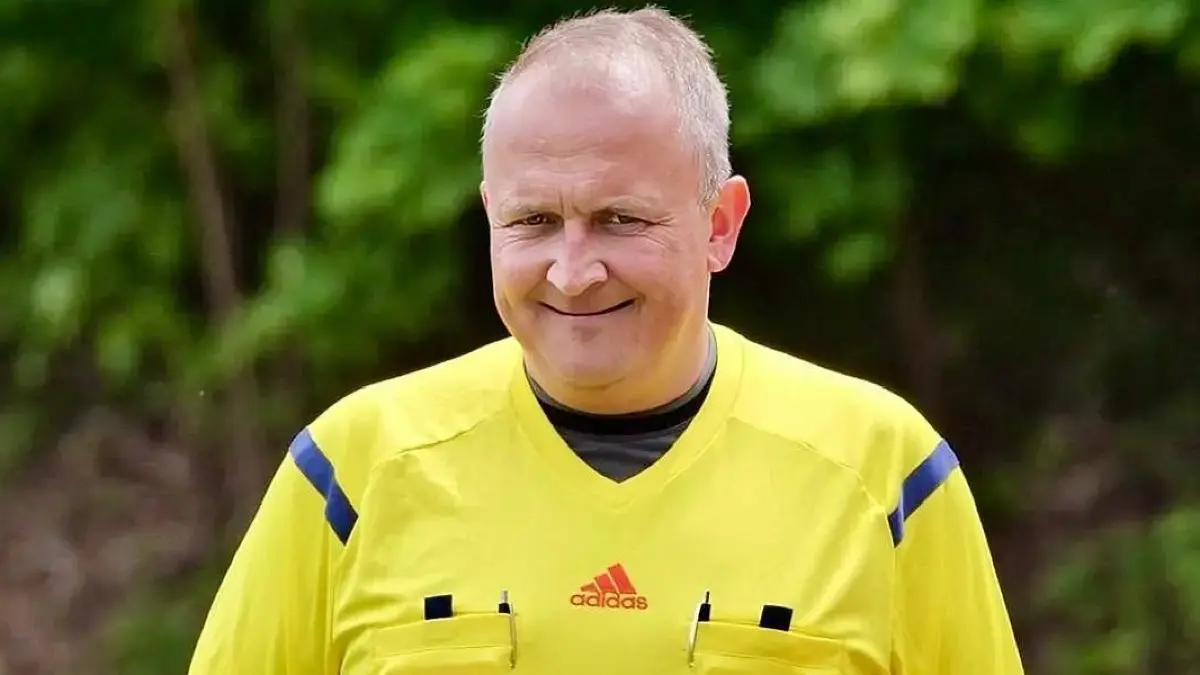 Das Herz von Benjamin Kaiser schlägt für den Sport. Als Fußballschiedsrichter kann er mit Entscheidungskraft Konflikte auf dem Platz schlichten. Hilft ihm das als Amtsdirektor?