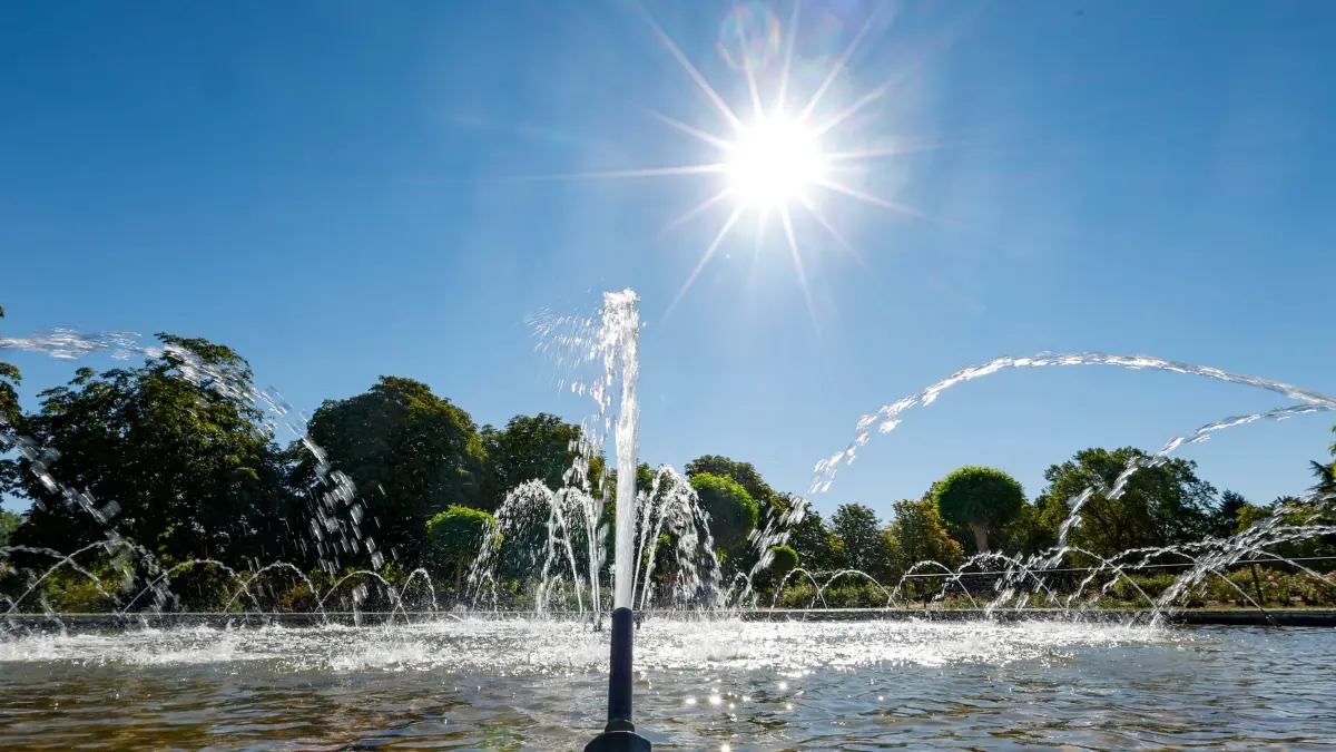 Wetter in Nordrhein-Westfalen: 13.08.2026, Nordrhein-Westfalen, Bonn: Wasserfontänen sprudeln aus einem Brunnen in der Rheinaue. Foto: Thomas Banneyer/dpa +++ dpa-Bildfunk +++