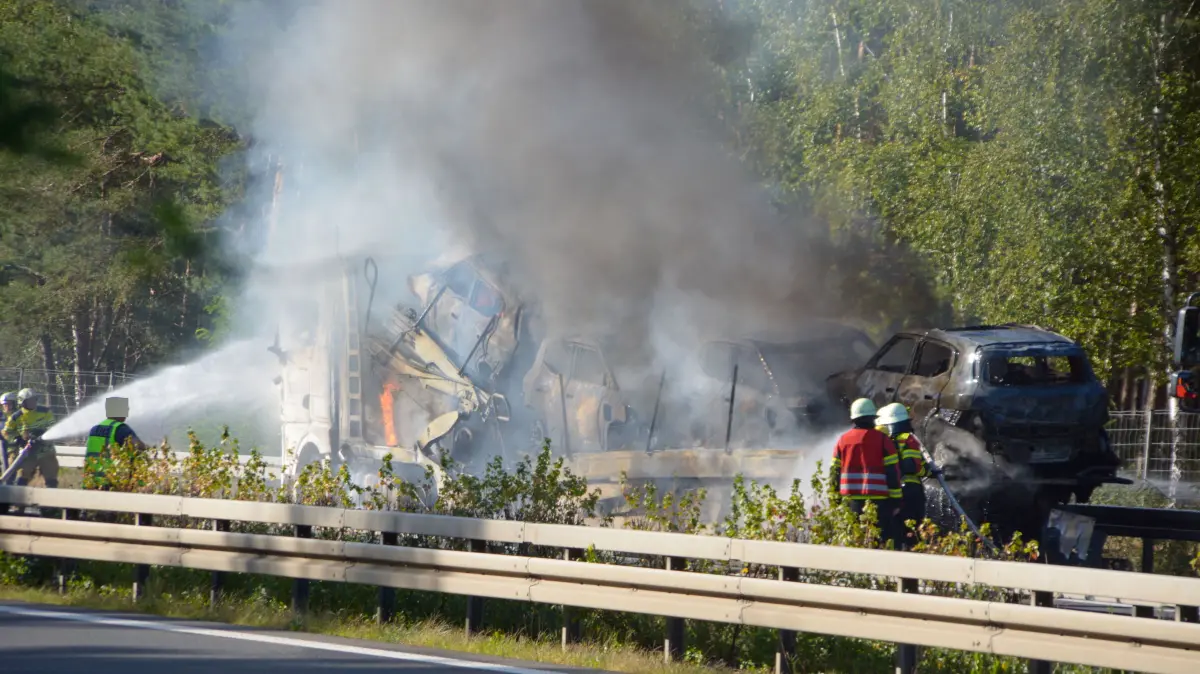 Lkw-Brand auf der A15: Auf der Autobahn kam es zu einer langen Sperrung, weil ein Autotransporter komplett ausgebrannt ist.