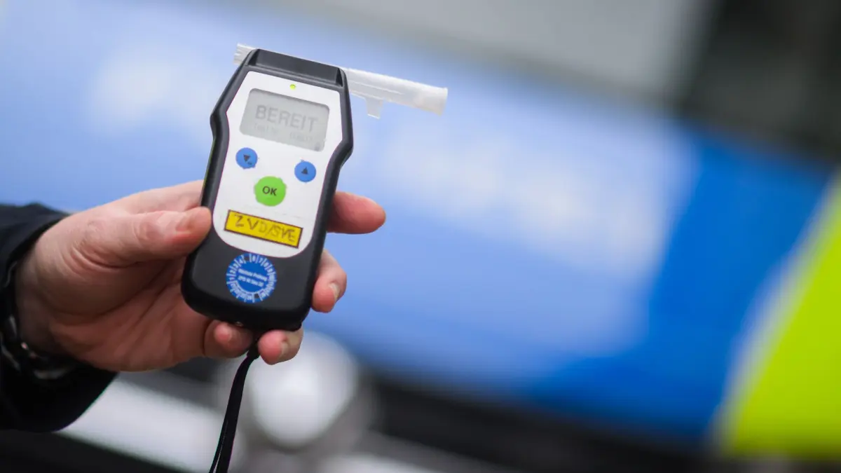 Atemalkoholtest: ARCHIV - 28.01.2025, Niedersachsen, Hannover: ILLUSTRATION - Ein Polizist zeigt einen Alkoholtest (Atemtest), mit dem Verkehrsteilnehmer auf ihre Fahrtüchtigkeit hin überprüft werden können (gestellte Szene). (zu dpa: «Sturzbetrunken und mit Messer – Mann bedroht Frau») Foto: Julian Stratenschulte/dpa +++ dpa-Bildfunk +++