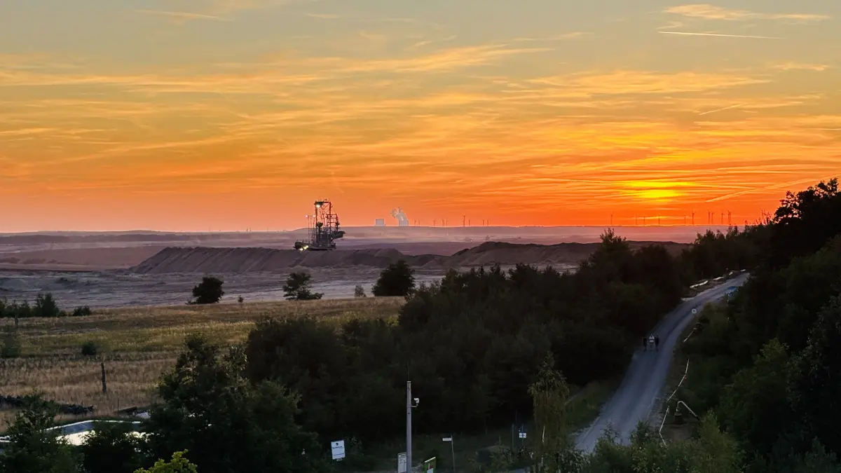 Sonnenuntergang nach der Finsternis über dem Leag Braunkohleabbaugebiet am Rande Weißwassers vom Turm am schweren Berg blickend.