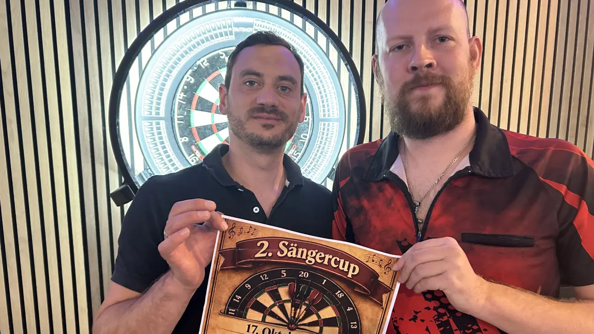 Uwe Syrbe und Sven Schollbach stoßen mit dem 2. Sängercup in Finsterwalde auf enorme Resonanz. Das Dartsturnier war nach nur einer Woche komplett ausgebucht.