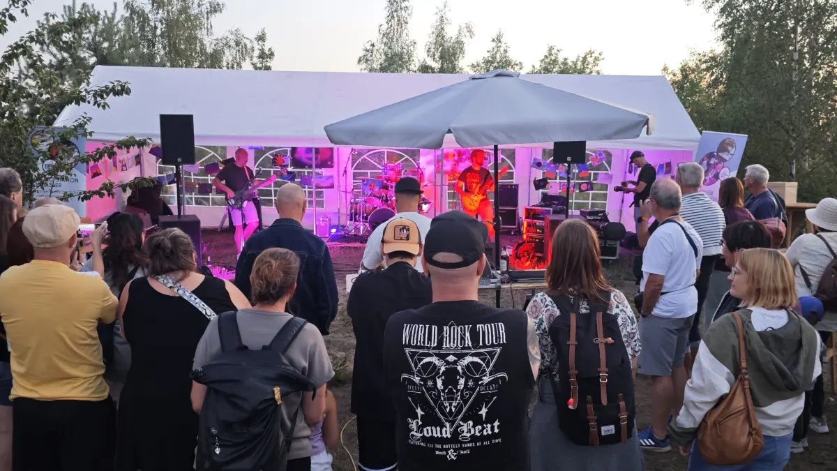 SoFi-Aftershow mit der Band Aepnoia aus Bad Muskau. Der Großteil der Besucher verließ das Areal am Mittwochabend direkt nach dem Event am schweren Berg. Die übrigen Festbesucher genossen noch die Sommernacht und ließen den Abend beim Familienfest in Weißwasser ausklingen.