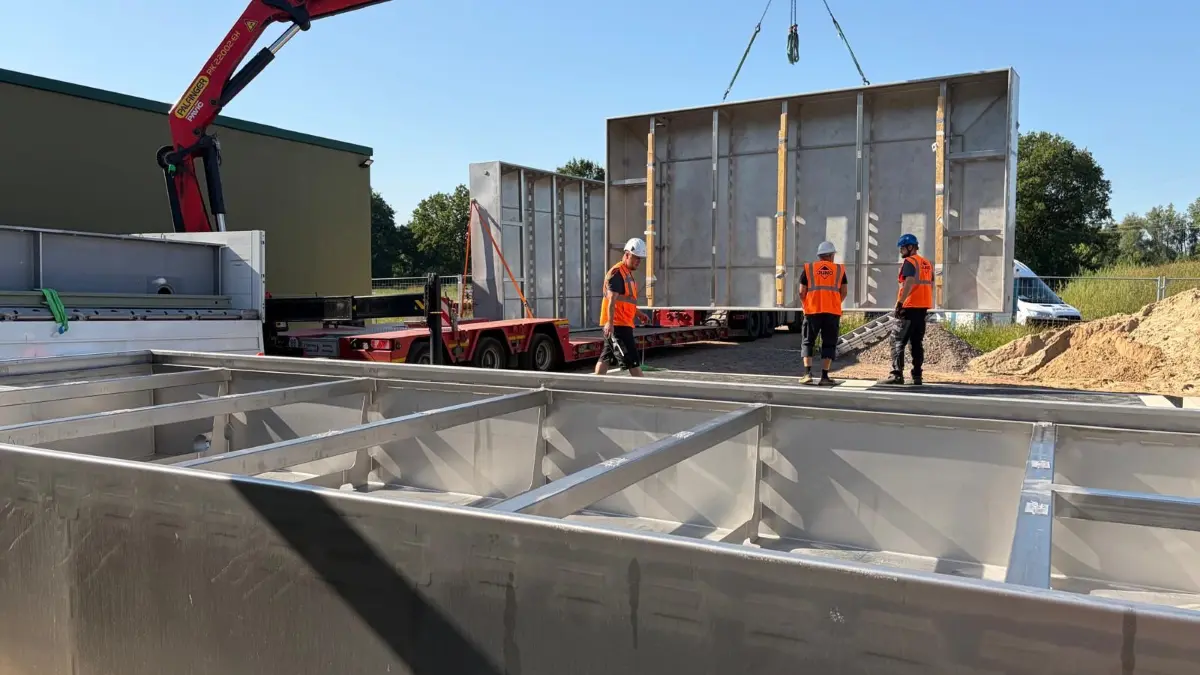Bei Lüchow haben Arbeiter die erste Edelstahltrafowanne aus Sellessen bei Spremberg montiert. Im nächsten Schritt wird der Trafo eingebaut. Die Innovation ist in Spremberg entwicklet worden.