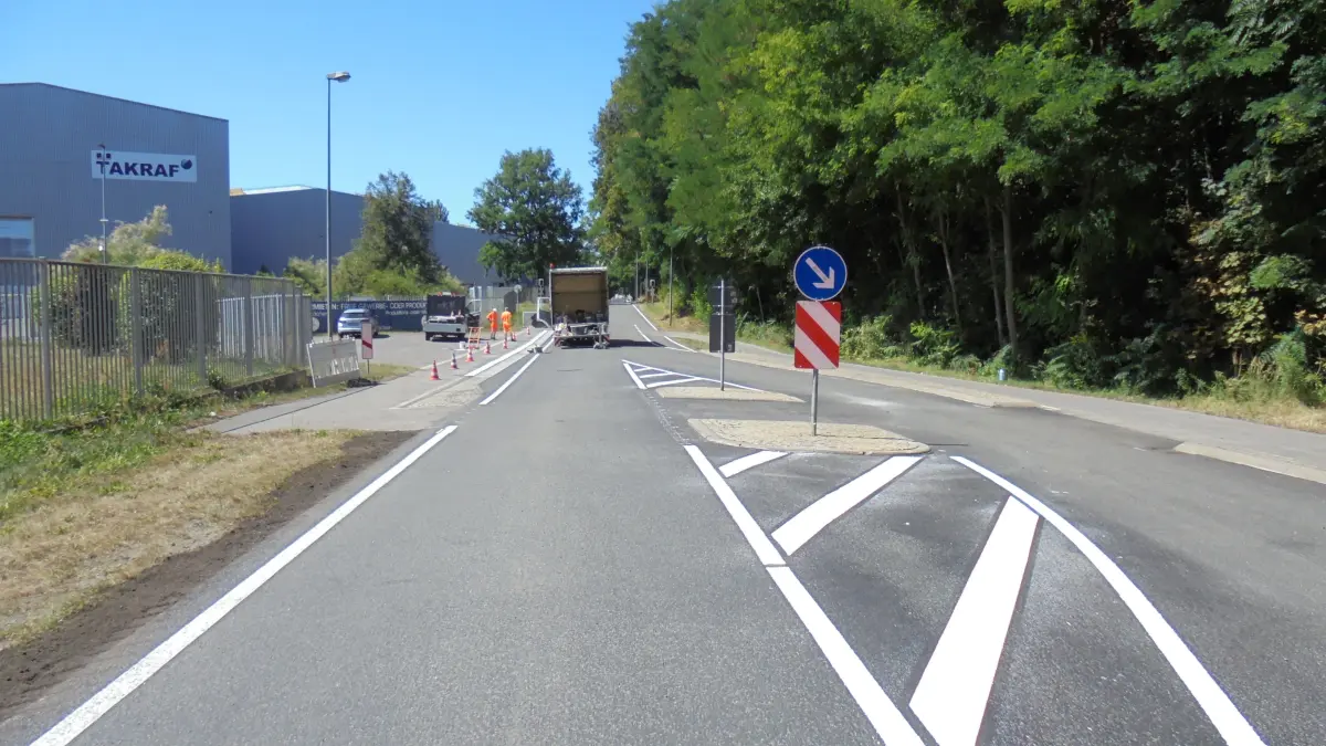 Die Durchfahrt auf der Kreistraße K6608 in Lauchhammer-Ost ist wieder freigegeben. Im Bereich der Zufahrt zu Takraf werden noch Markierungsarbeiten am Radweg fertiggestellt.