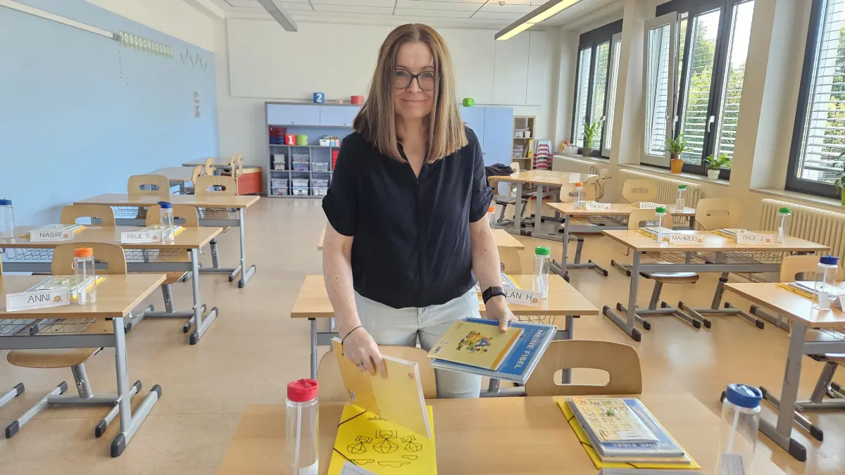 Klassenlehrerin Sylvia Schnabel legt die Deutsch- und Mathebücher sowie Hausaufgabenhefte für die neuen Erstklässler der Grundschule "An der Elster" in Hoyerswerda bereit.