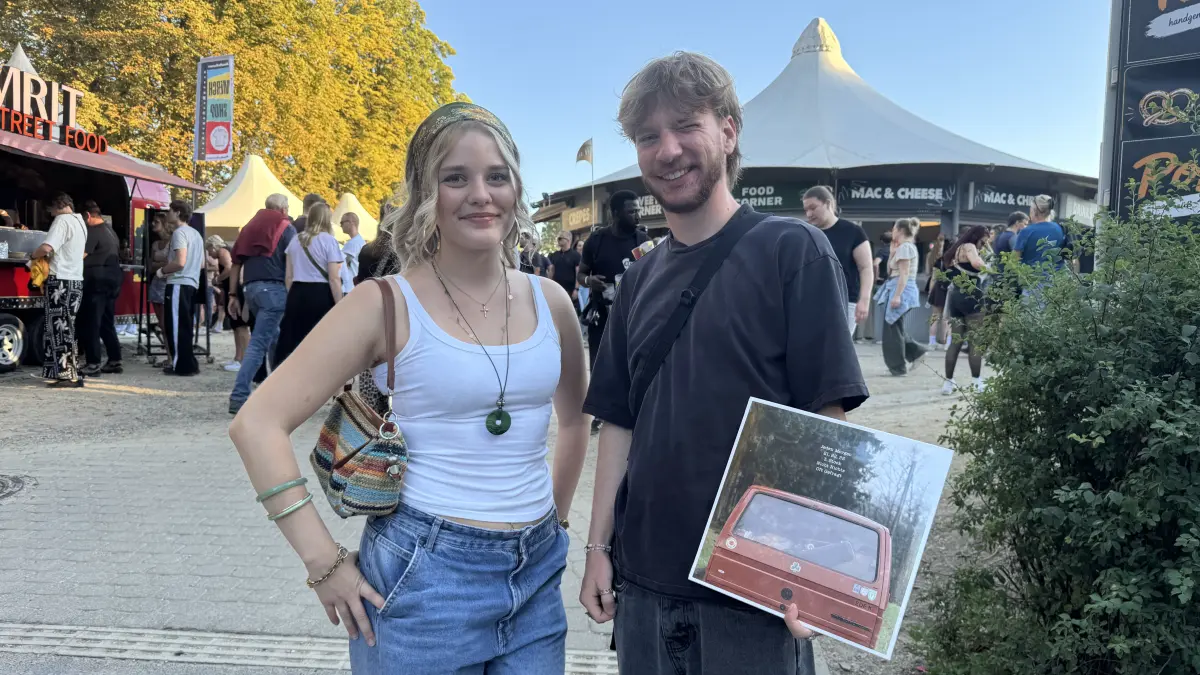 Noah mit seiner Schwester Cecilia beim Konzert von AnnenMayKantereit in Berlin