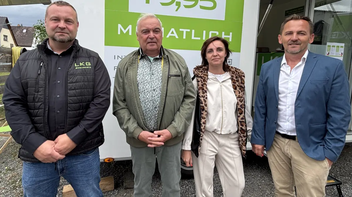 Zwei Generationen – eine Firma. Bernd Nitzschner (2. v.l.) hat 1990 in Lauchhammer die Firmen LKG/LKS gegründet. Heute ist er noch Gesellschafter, die Firmen werden inzwischen von Sohn Marco Nitzschner und Schwiegersohn Daniel Niebuhr (r.) geführt. Auch Tochter Daniela Niebuhr ist im Familienunternehmen tätig.