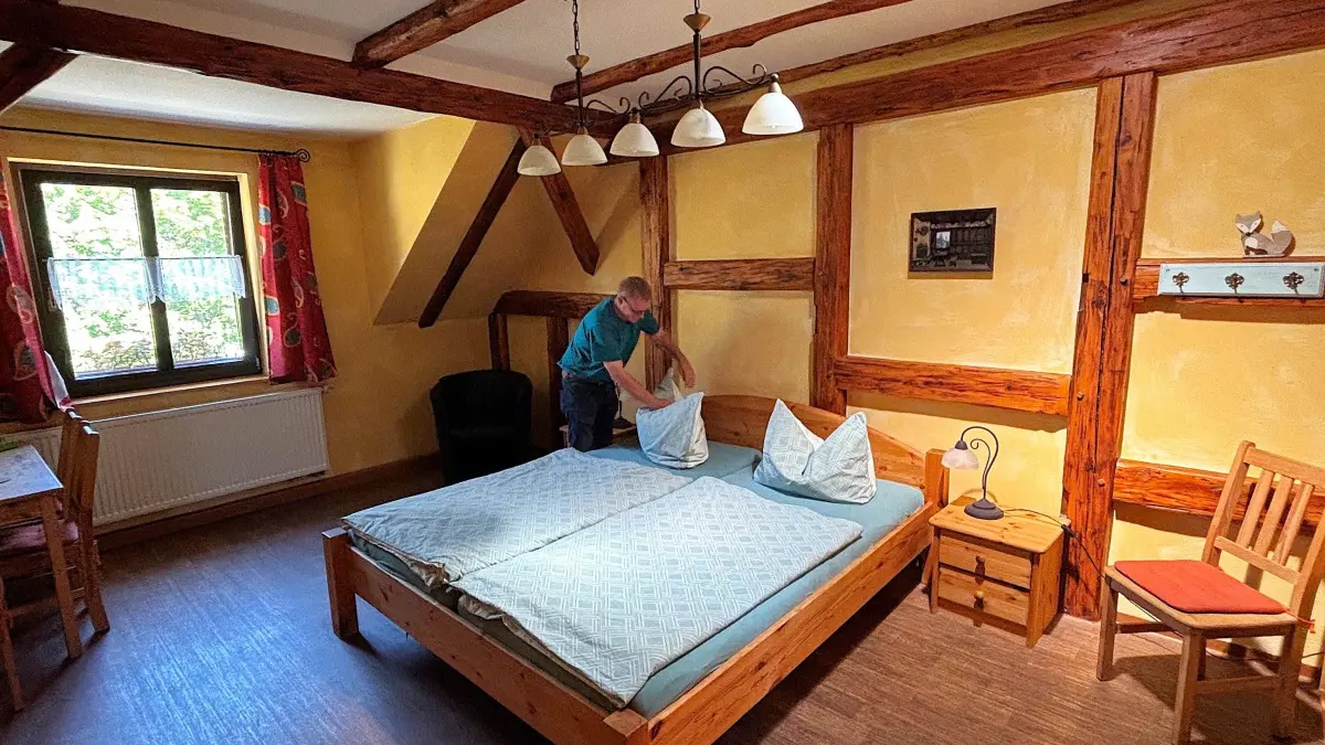 Dieses rustikale Mini-Appartement in der Herberge Alte Meisterey in Mühlberg heißt Schnürsenkel. Der Name hat mit dem Beruf von Inhaber Andreas Bayer zu tun.