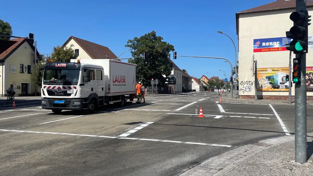 Die Fahrbahnmarkierungen an der Brauhauskreuzung in Finsterwalde sind schon aufgebracht. Trotzdem dauert die Sperrung länger als geplant.