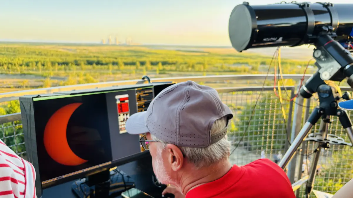 Vereinsmitglied der Lausitzer Sterngucker und Hobby Astronom aus Spremberg, Horst Deckwerth, erstellte vor Ort auf der Plattform des Turms am schweren Berg einen Zeitraffer mit etwa 2000 Fotos von dem Finsternisprozess.