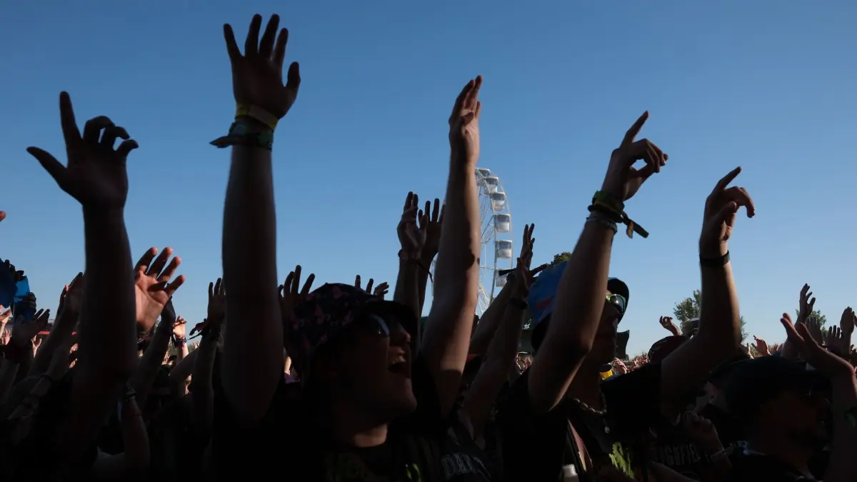 Highfield-Festival: 14.08.2026, Sachsen, Großpösna: Besucher des Highfield-Festivals beim Auftritt der Band „Adam Angst“. Etwa 28.000 Fans werden erwartet, das Event findet aus Kostengründen zum letzten Mal statt. Foto: Sebastian Willnow/dpa +++ dpa-Bildfunk +++
